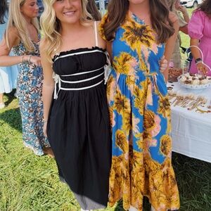 HUNTER BELL DRESS SIZE 4 (DRESS ON RIGHT)